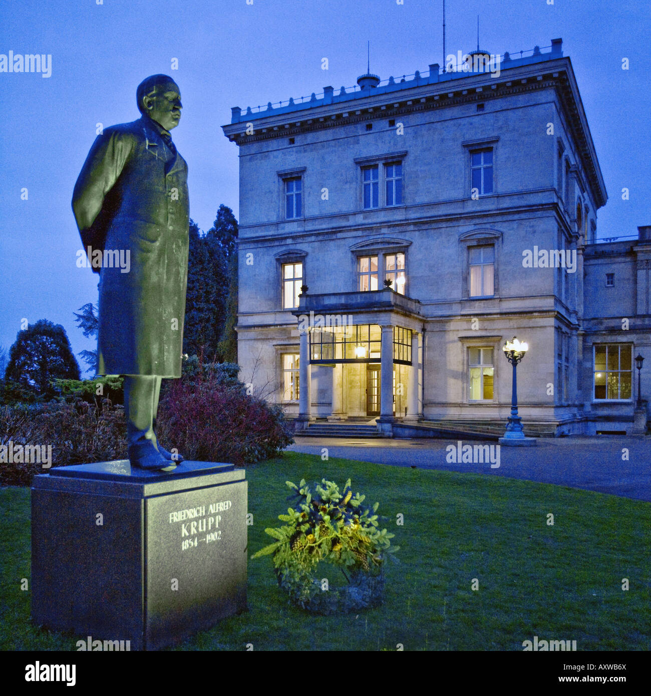 Illuminata la statua di Friedrich Alfred Krupp (1854-1902) di fronte alla Piccola Casa della Villa Huegel, in Germania, in Renania del Nord- Foto Stock