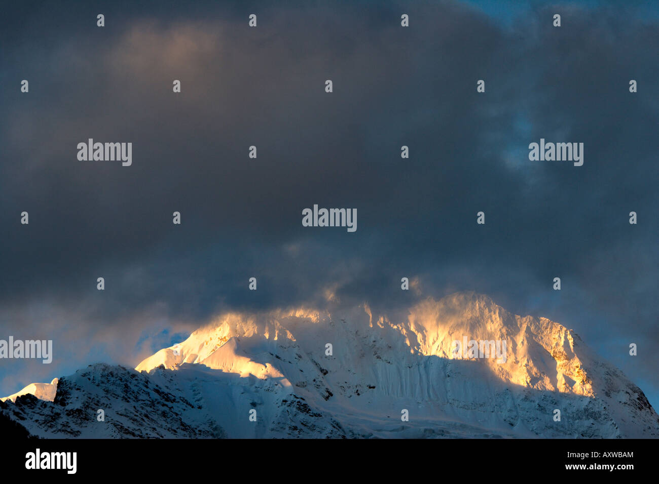 Miancimu picco nella mattina nuvole, Yubeng, Yunnan, Cina Foto Stock