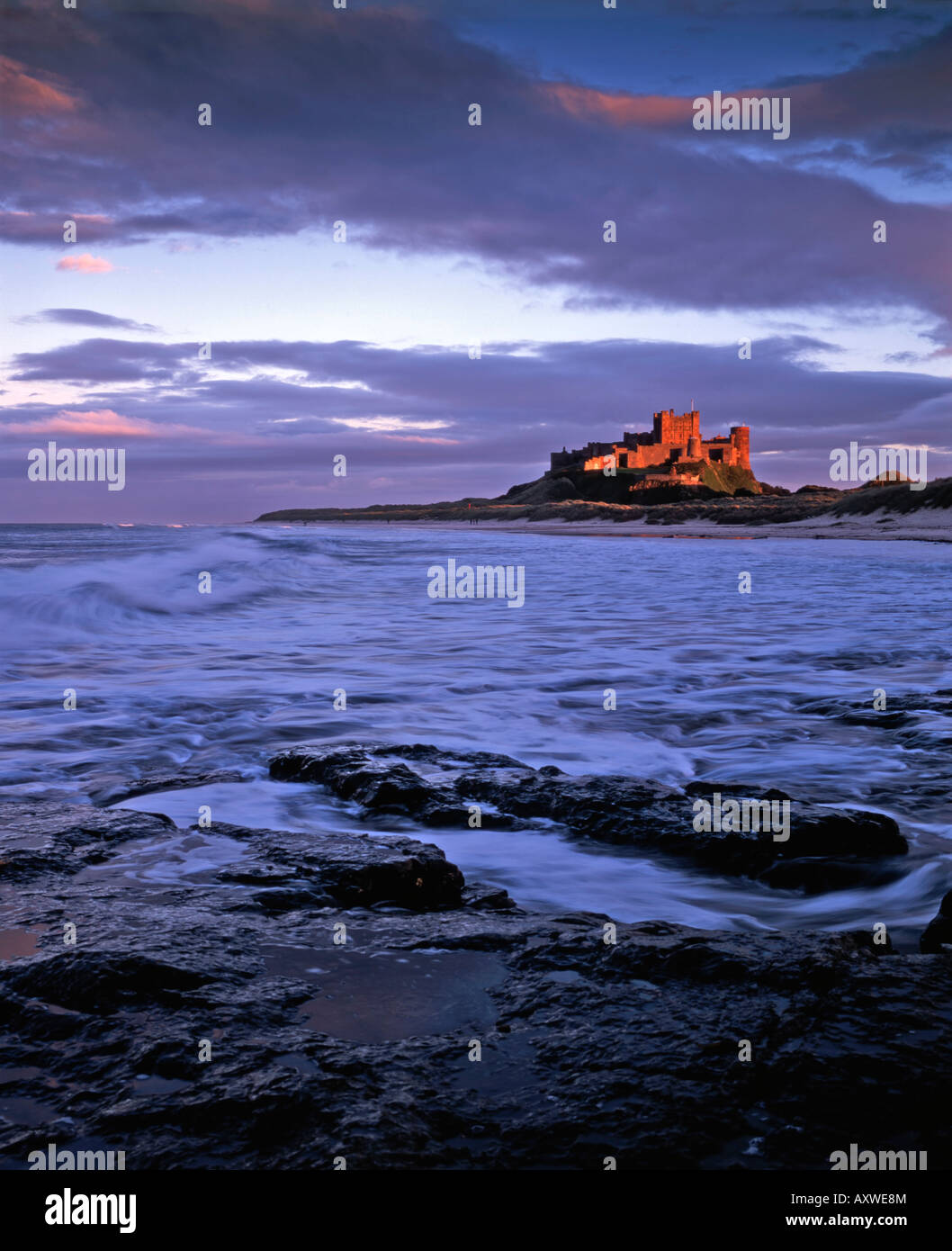 Il castello di Bamburgh al crepuscolo, Northumberland, Inghilterra Foto Stock