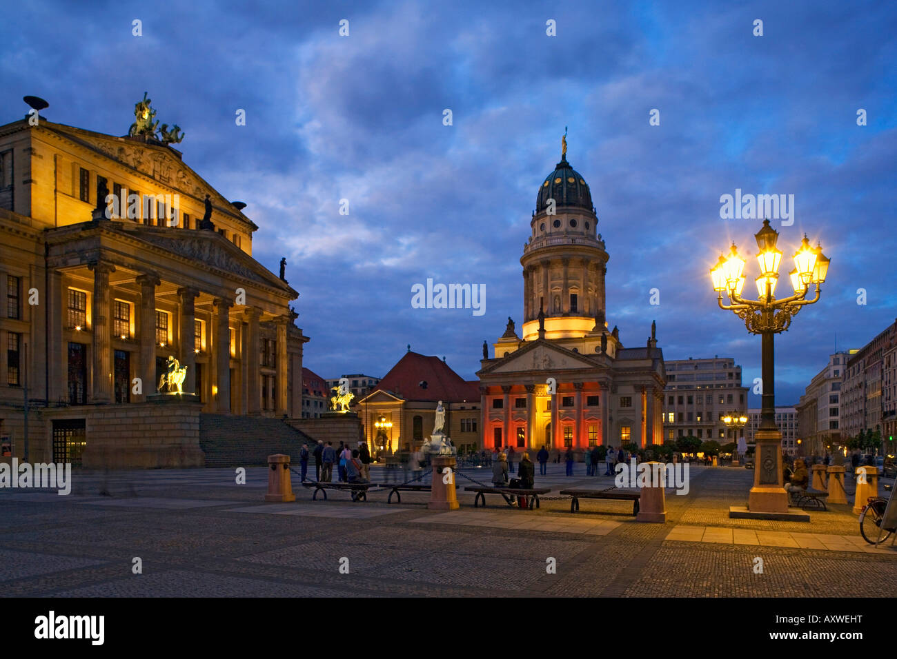 Berlin mitte gendarmenmarkt cupola tedesco laterne al crepuscolo Foto Stock