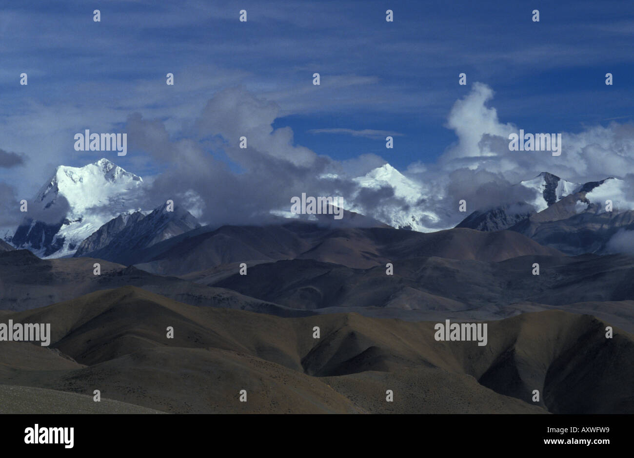 Cime innevate vette dell'Himalaya arido sterile tetro vasto rainshadow secco visualizza vista orizzonte Tingri altopiano Tibetano Tibet Cina Foto Stock