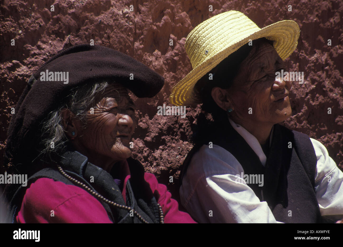 Meteo battuto facce conciate etnico tibetano vecchio signore tibetano Donne Gyantse regione autonoma del Tibet Repubblica Popolare Cinese Foto Stock