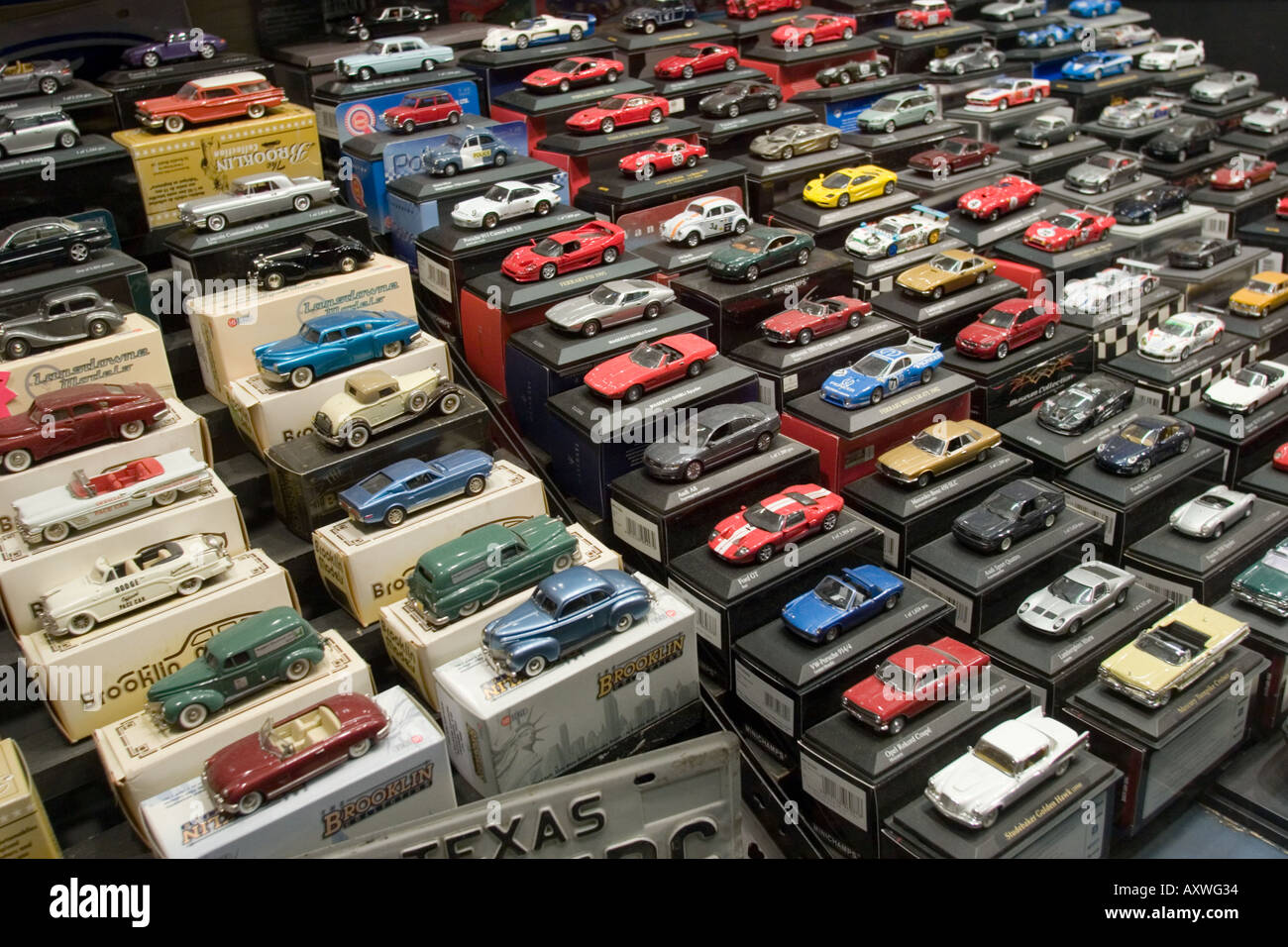 Die cast automobili giocattolo nella finestra di visualizzazione del negozio di giocattoli Foto Stock