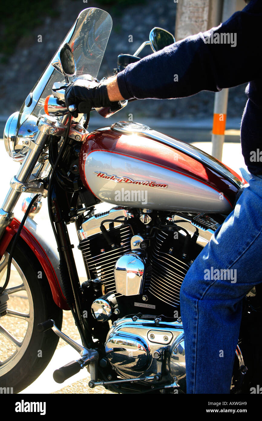 Una Harley Davidson motociclo con jeans blu Foto Stock