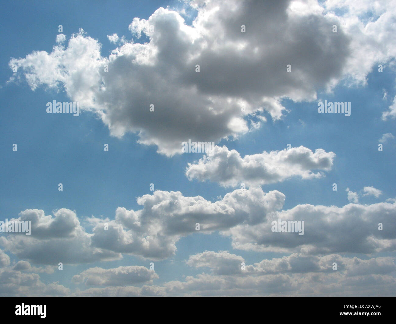 Formazioni di nubi del cielo blu Foto Stock