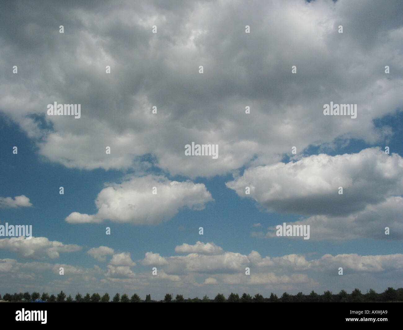 Formazioni di nubi del cielo blu Foto Stock