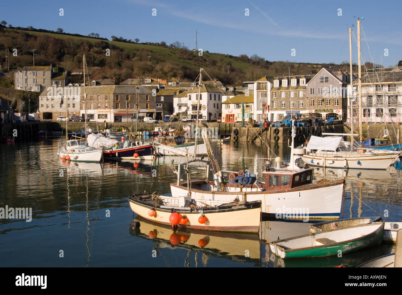 La colorata vecchia in legno barche da pesca nel porto, Mevagissey, Cornwall, England, Regno Unito, Europa Foto Stock