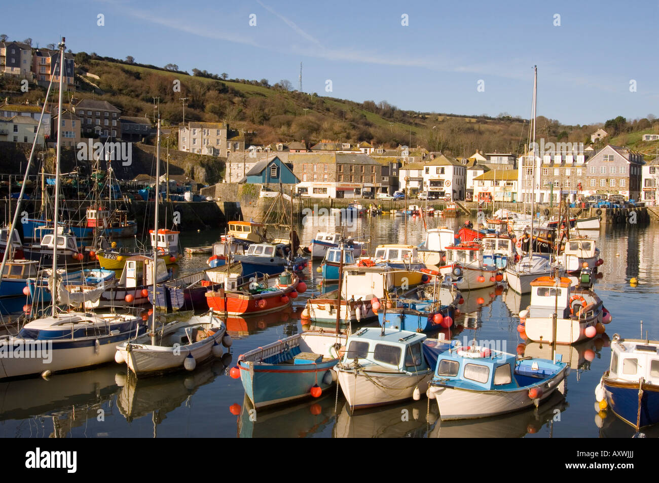 La colorata vecchia in legno barche da pesca nel porto, Mevagissey, Cornwall, England, Regno Unito, Europa Foto Stock