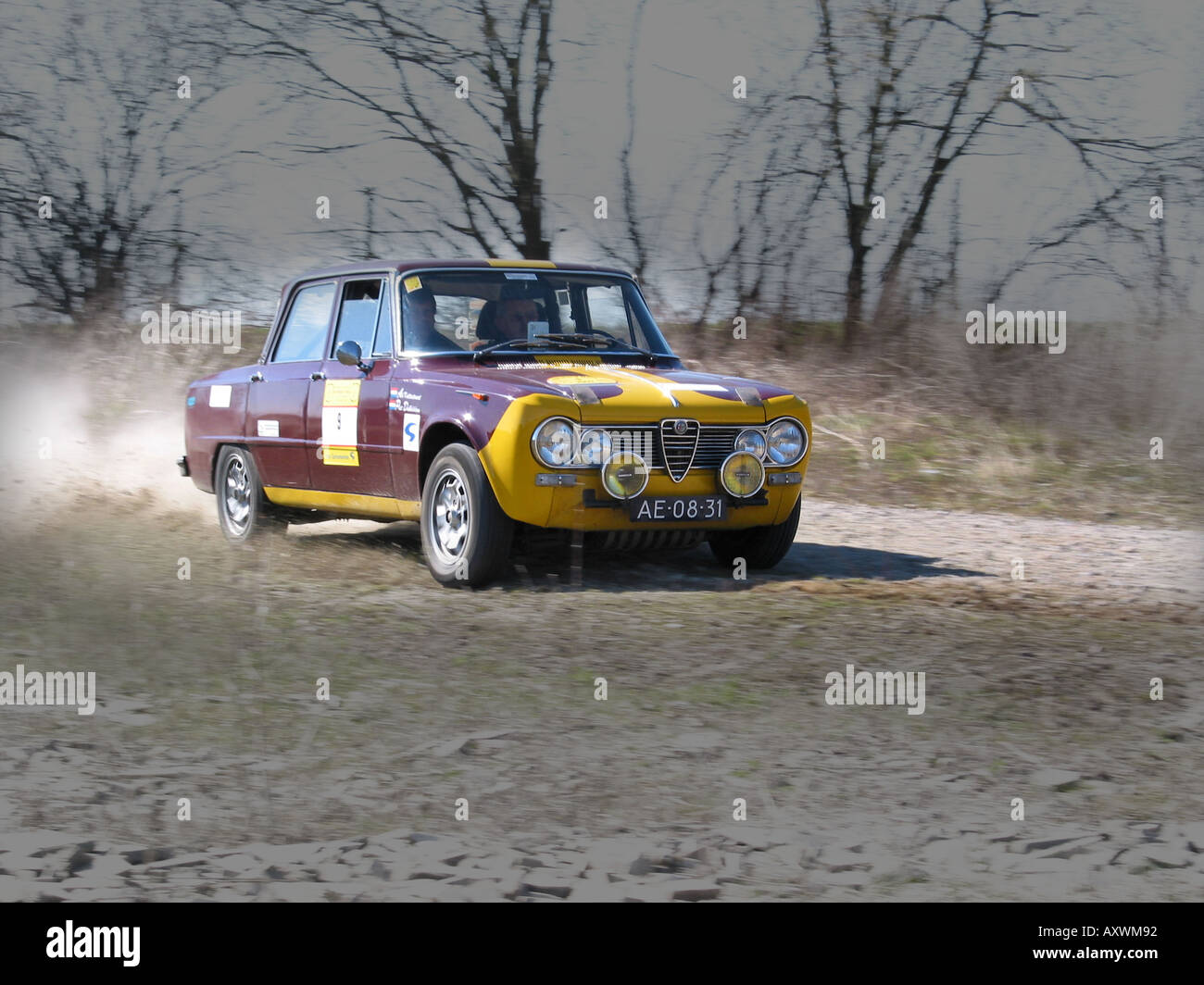 Alfa Romeo Giulia berlina con frontale giallo sulla strada di ghiaia a International Rally Horneland Paesi Bassi Foto Stock