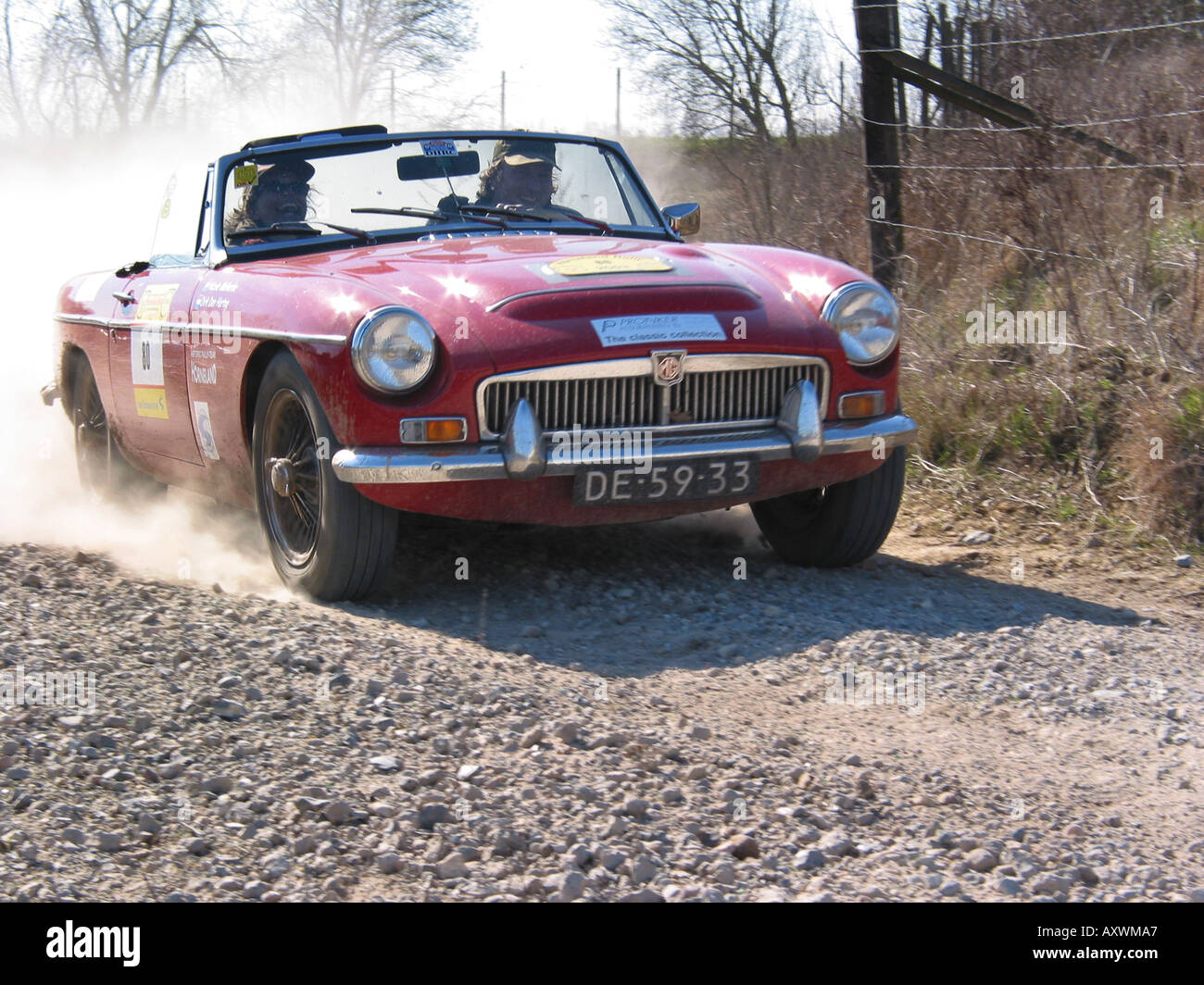 Red rally MGC convertibili in velocità su strada di ghiaia International Rally Horneland Paesi Bassi Foto Stock