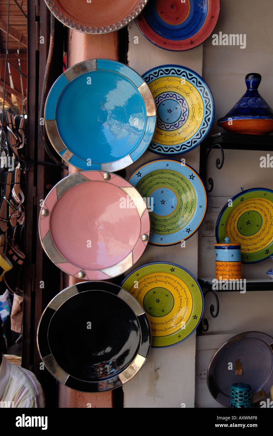 Articoli di porcellana sono in vendita in un mercato di Marrakech in Marocco. Foto Stock