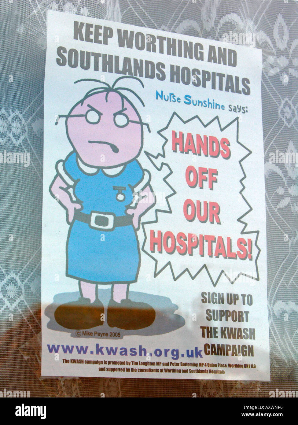 Poster in residente locale s finestra che vogliono mantenere gli ospedali nhs aperto in Worthing e aree di quartiere West Sussex Foto Stock