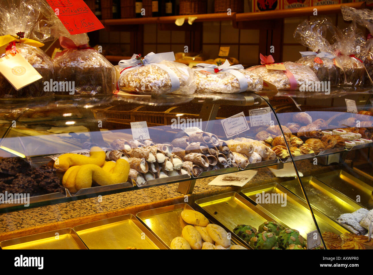Negozio finestra che mostra i dolci e le torte a Venezia Italia EU Foto Stock