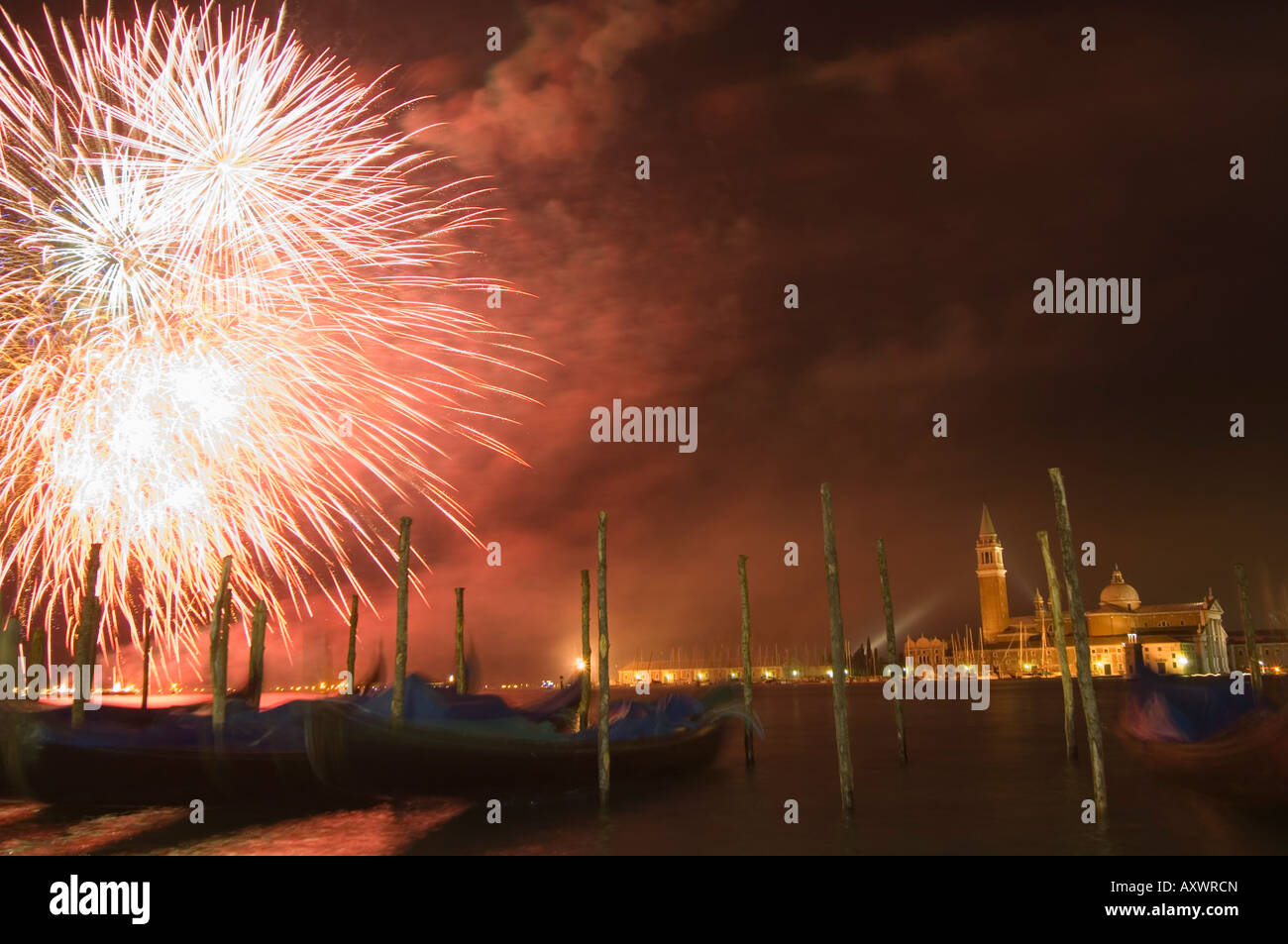 Il carnevale fuochi d'artificio, gondole sul lungomare di notte, San Giorgio Maggiore, Venezia, Sito Patrimonio Mondiale dell'UNESCO, Veneto, Italia Foto Stock