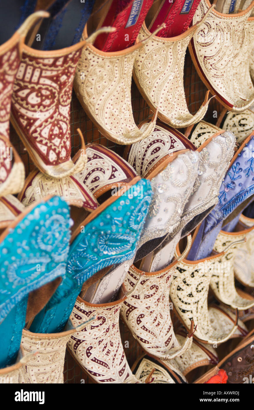 Curly toed pantofole per la vendita nel Bur Dubai Souk di Dubai, Emirati Arabi Uniti, Medio Oriente Foto Stock