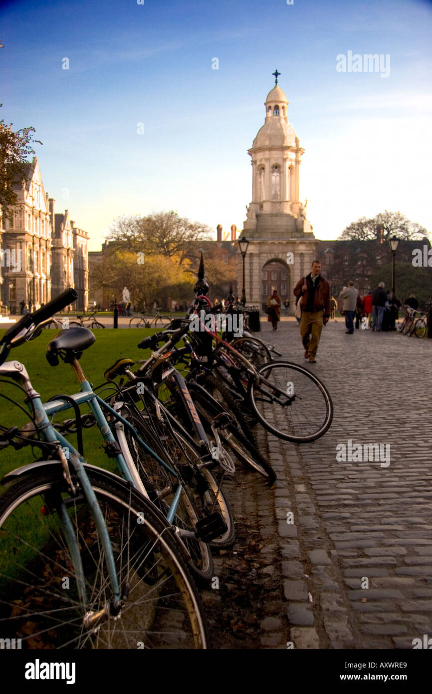 Le biciclette parcheggiate presso il Trinity College di Dublino Irlanda Foto Stock