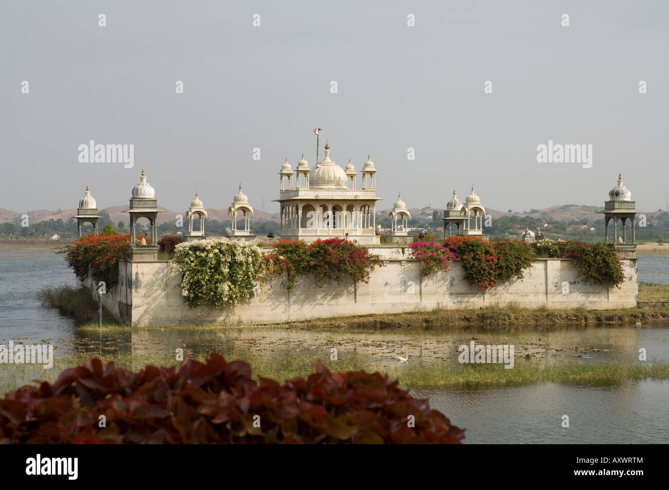 Vista del padiglione nel lago, Udai Vilas Palace, Dungarpur, Rajasthan, India Foto Stock