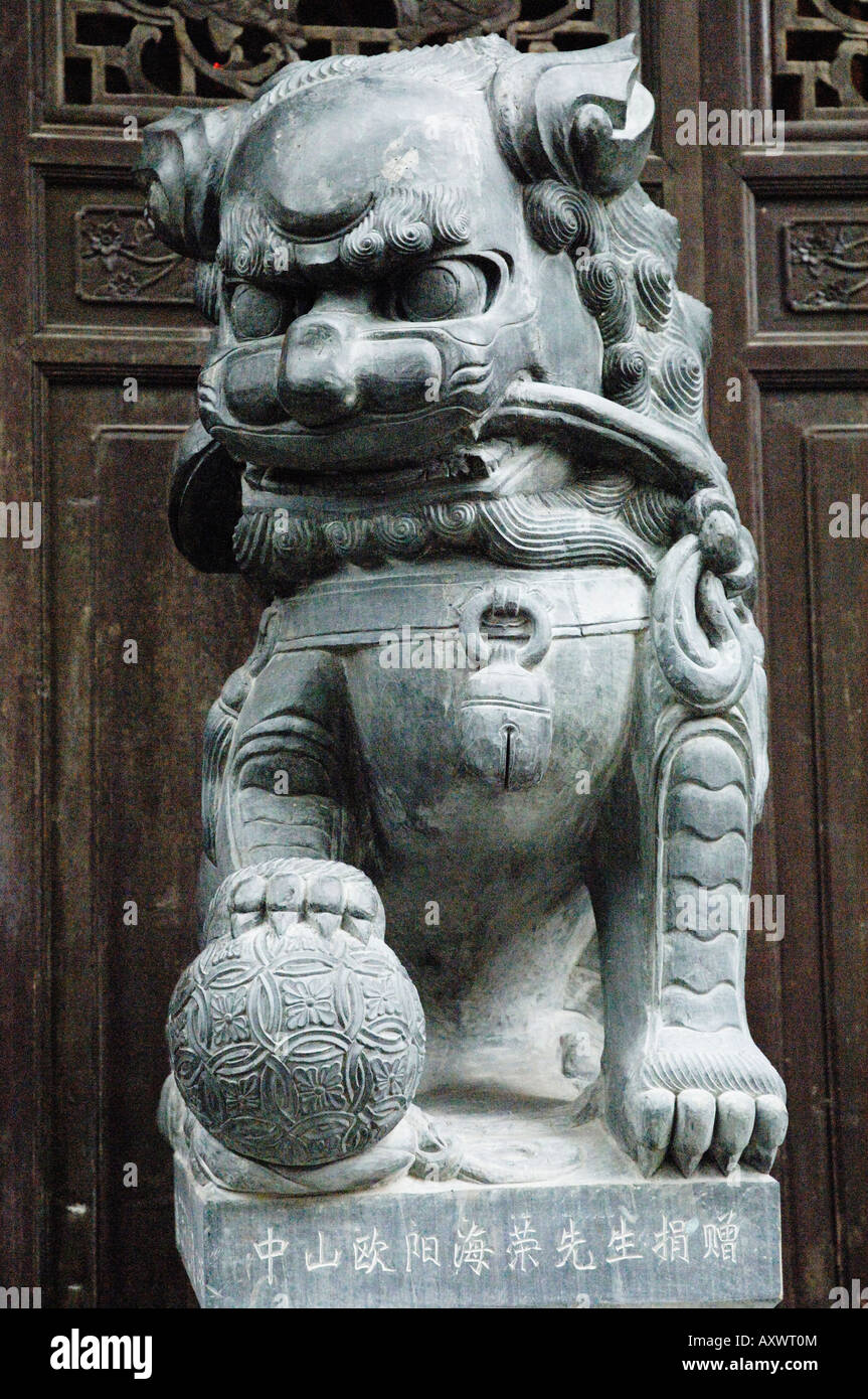 Statua di leone Xi Di (Xidi) villaggio, Sito Patrimonio Mondiale dell'UNESCO, provincia di Anhui, Cina e Asia Foto Stock