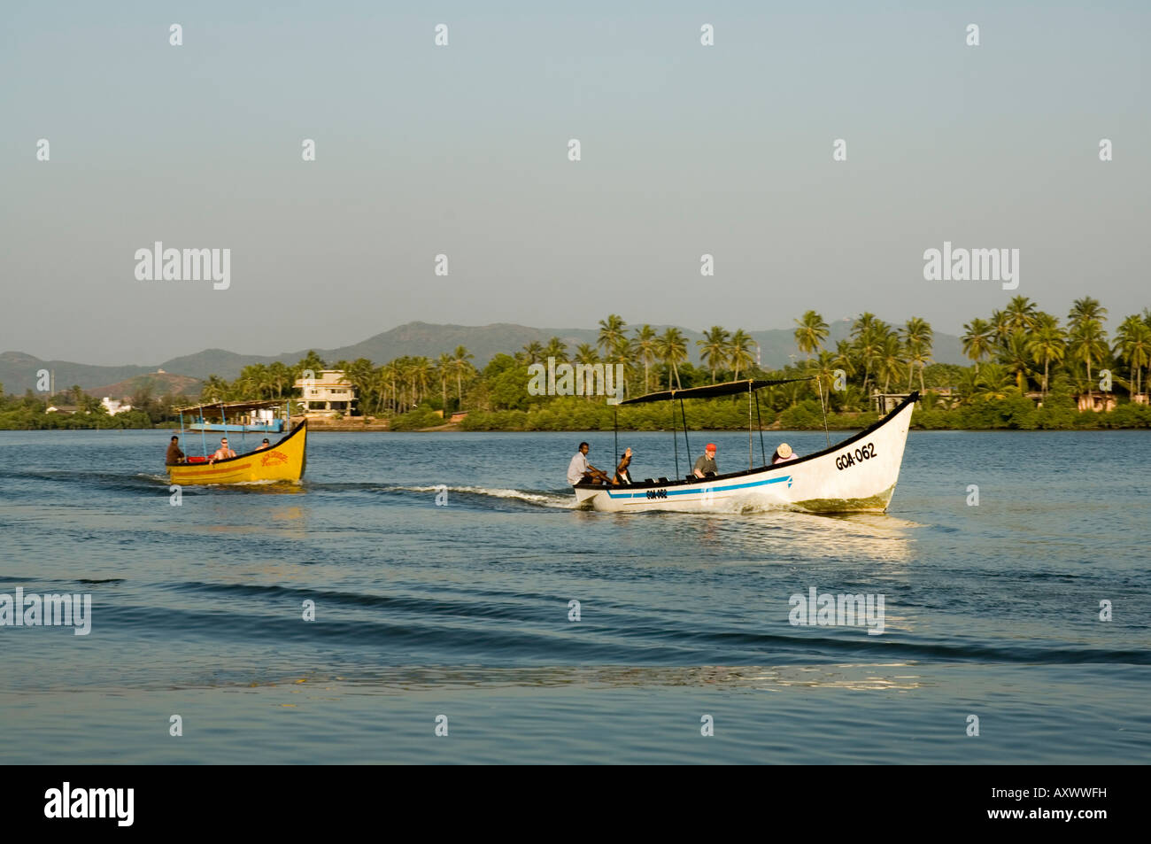 Le imbarcazioni turistiche sulla laguna di acqua stagnante nei pressi di Mobor, Goa, India Foto Stock