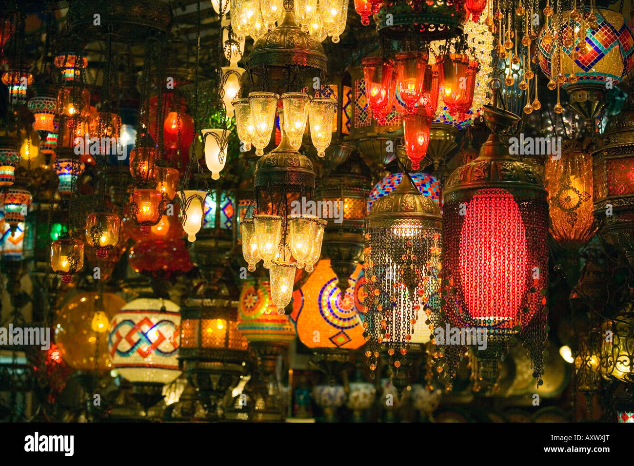 Istanbul, regione di Marmara, Turchia; vetro colorato paralumi in vendita presso il Grand Bazaar Kapali carsi. Foto Stock