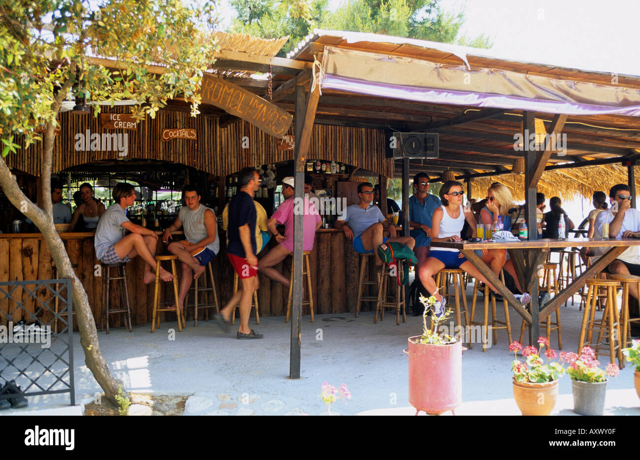 Grecia Sporadi settentrionali isola Skiathos vromolimnos beach bar Foto Stock