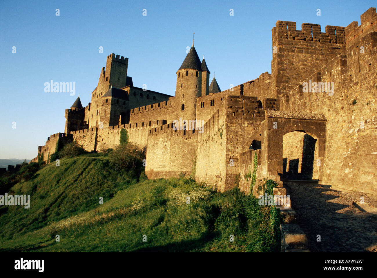 Porte d'Aude, ingresso a murata e turrita fortezza di Cite, Carcassonne, Sito Patrimonio Mondiale dell'UNESCO, Languedoc, Francia Foto Stock