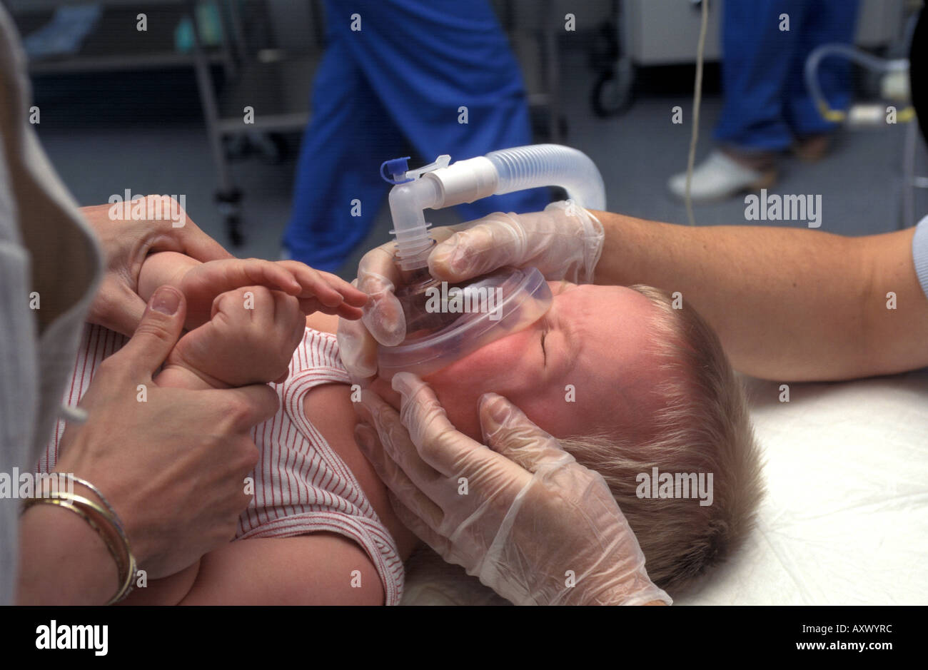 Il bambino ottiene anestesia in ospedale Foto Stock