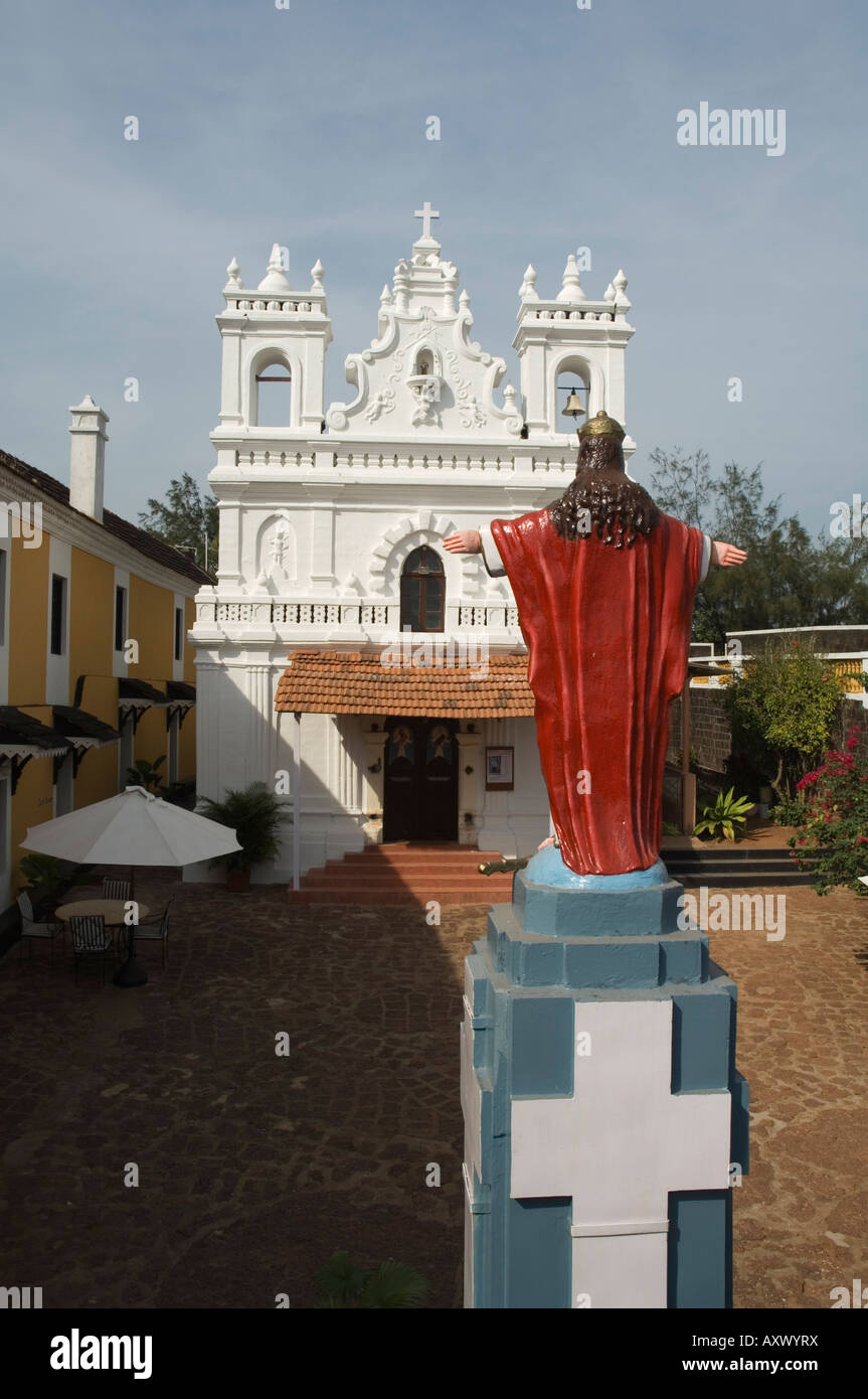 Vecchia Chiesa Portoghese in un parco di Fort Tiracol, Goa, India Foto Stock