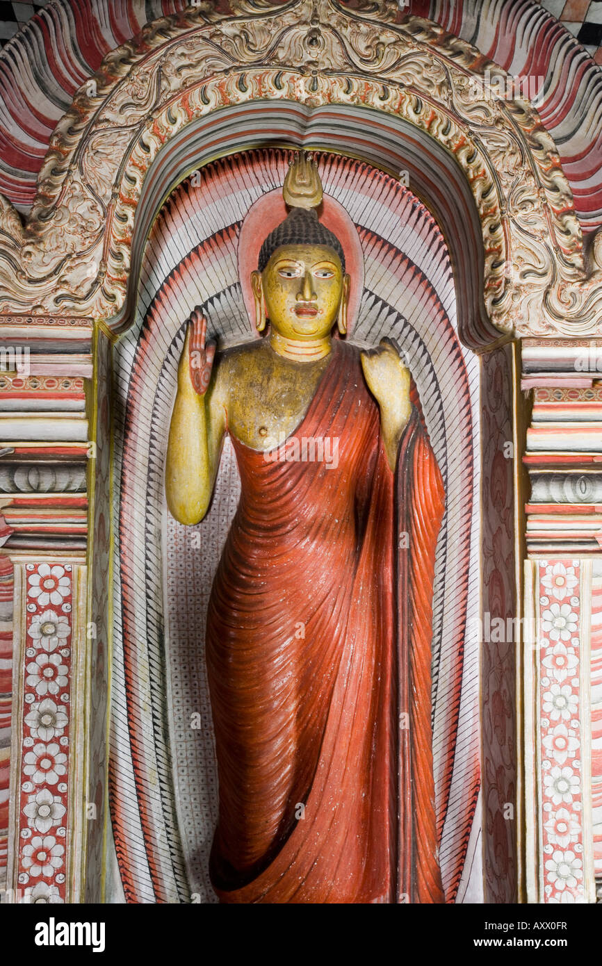 In piedi statua del Buddha, il Maharaja Viharaya Grotta, il tempio del Re, Grotta dei templi, Dambulla, Sri Lanka, Asia Foto Stock