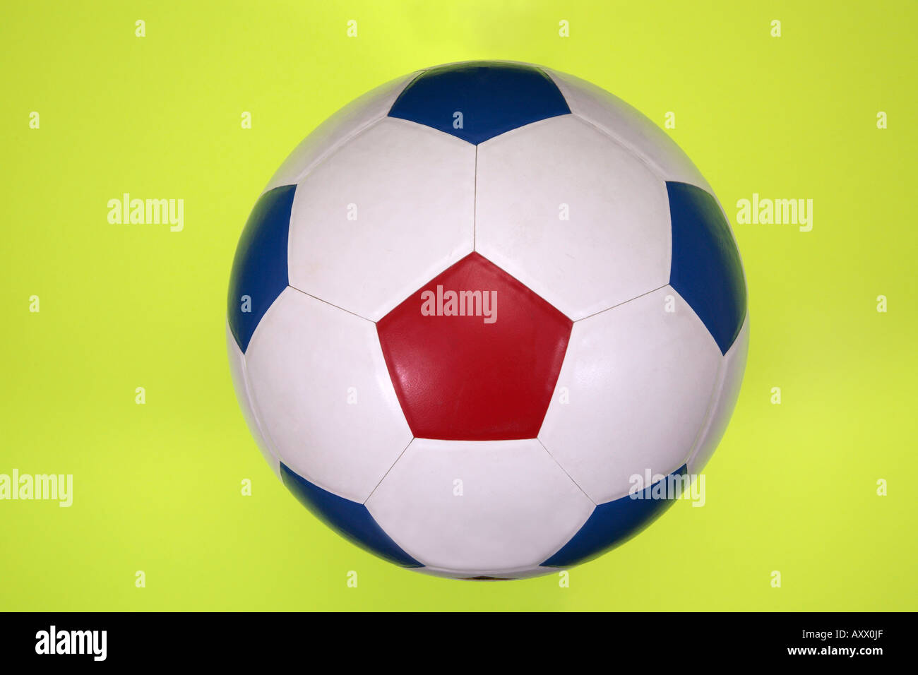 Pallone da calcio su sfondo giallo close up Foto Stock