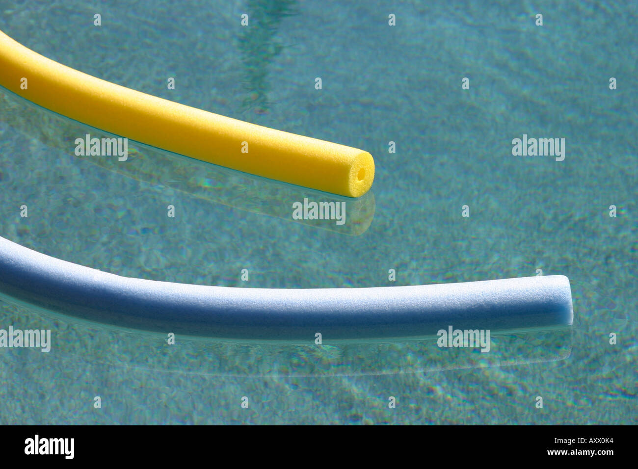 Nuotare noodles galleggianti in piscina Foto Stock