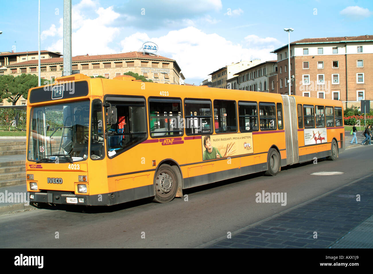 Un bendy bus fa il suo modo attraverso le strade di Firenze, Toscana, Italia. Foto Stock