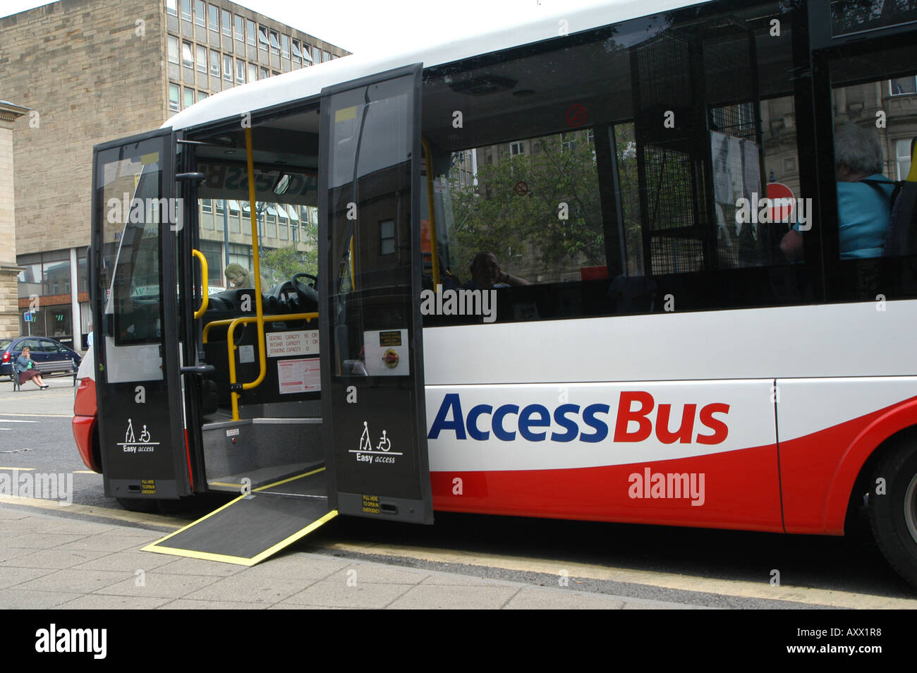 Pavimento basso facile accesso autobus Dewsbury Inghilterra Foto Stock