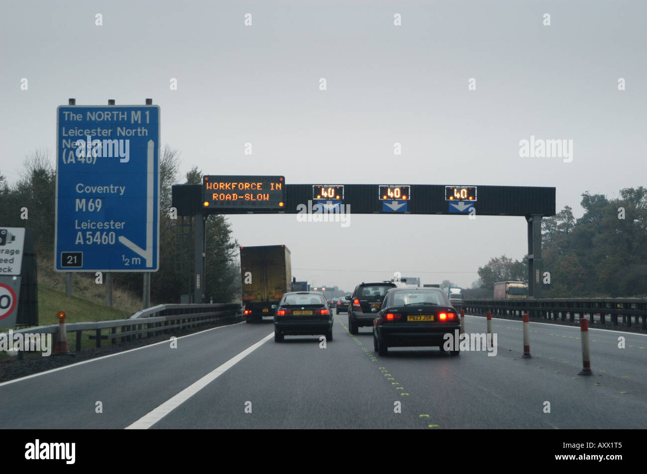 Guida lungo l'autostrada M1 con sistema di matrice di visualizzazione di limiti di velocità nel Regno Unito Foto Stock