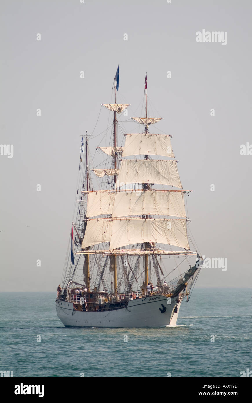 Vela addestramento nave Europa vela attraverso il Solent in Hampshire, Inghilterra. Foto Stock