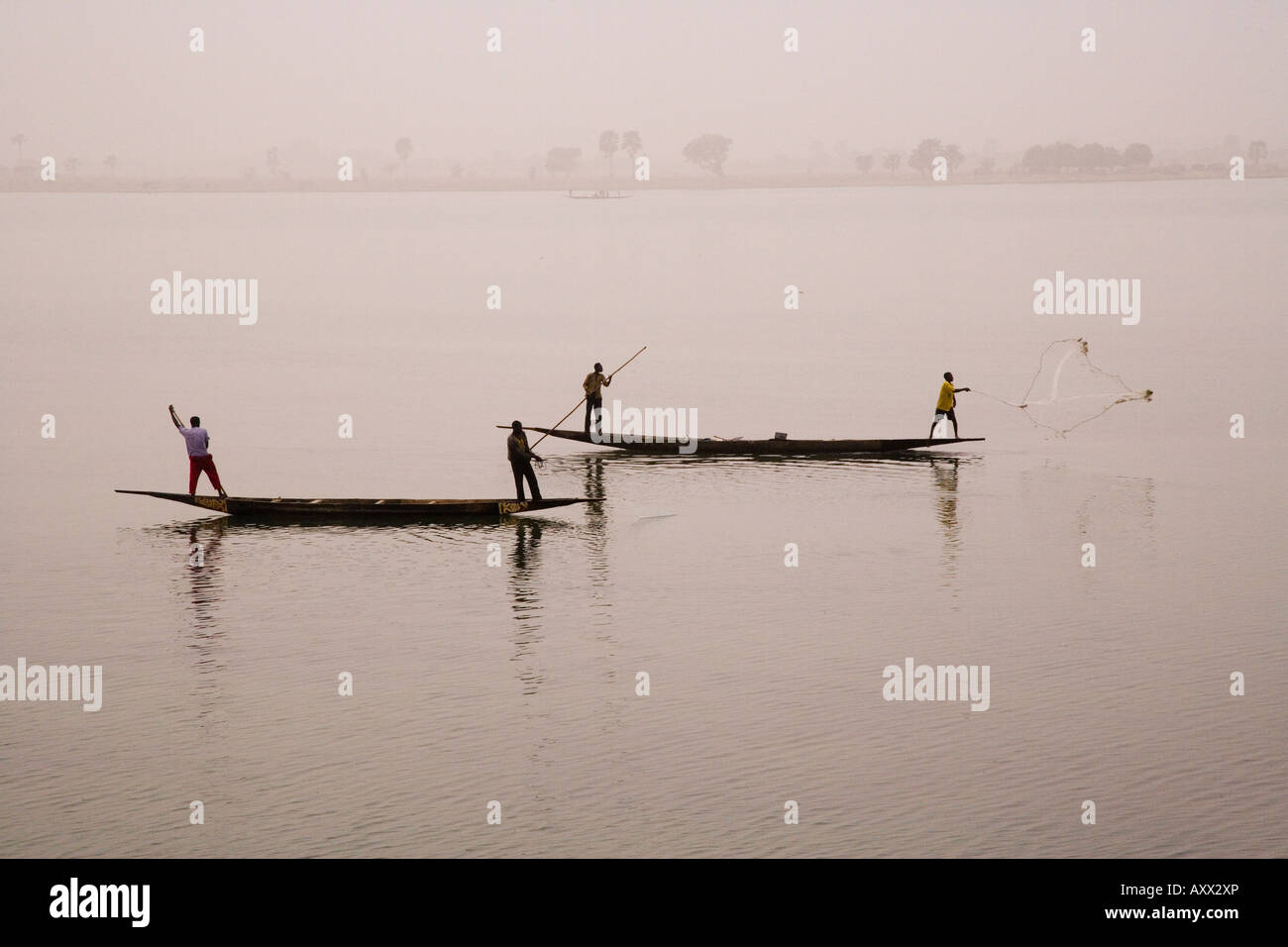 Pesca sul fiume Niger, Niger Inland Delta, regione di Segou, Mali, Africa occidentale, Africa Foto Stock