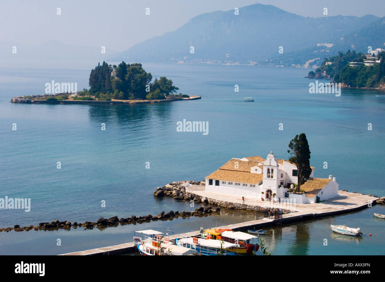 Una veduta aerea di Vlacherna Monastery e Pontikonissi isola in distanza, CORFU, ISOLE IONIE, isole greche, Grecia Foto Stock