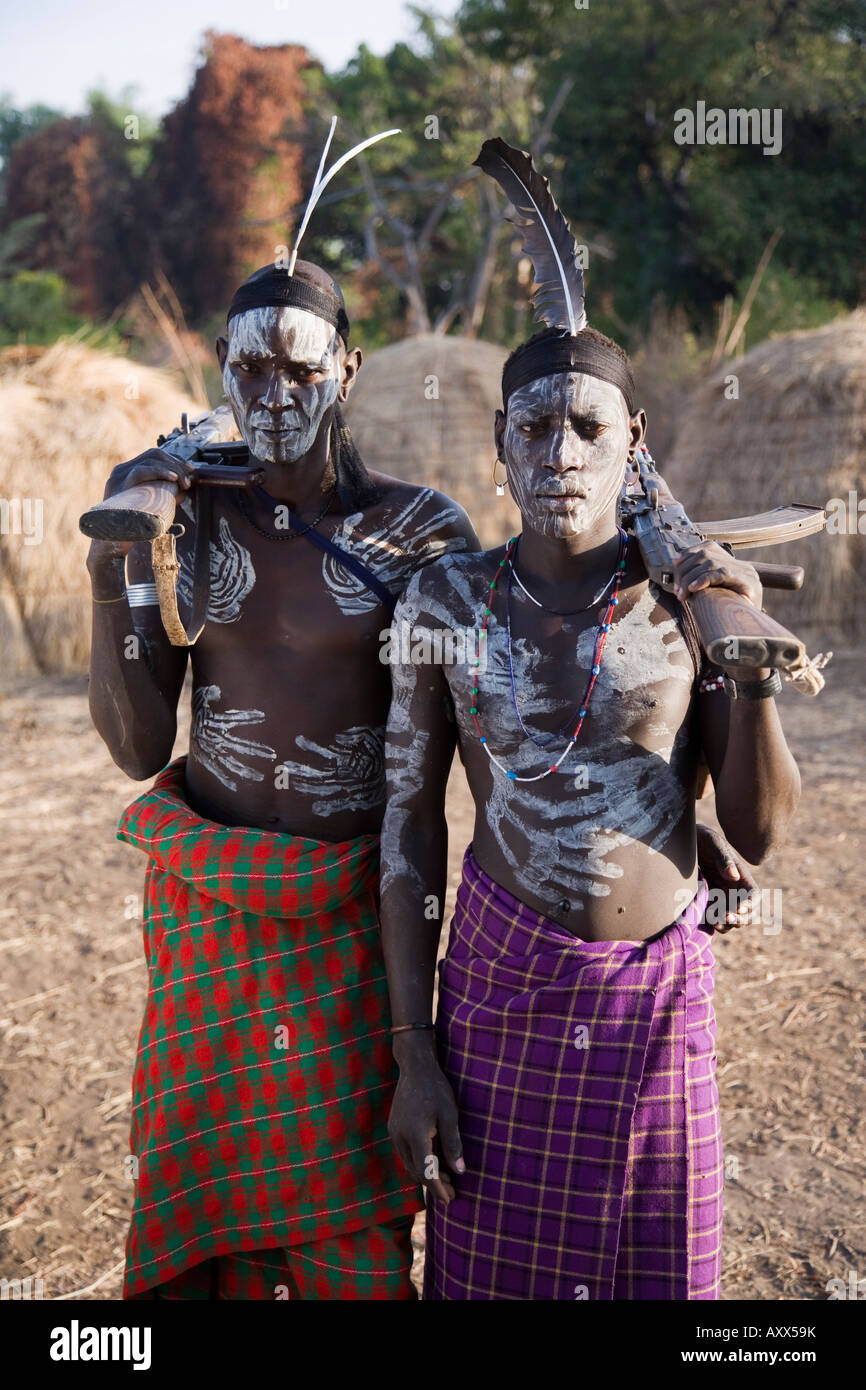 Mursi tribesmen con il corpo e il viso decorazione, Mursi colline, Parco Nazionale di Mago, bassa valle dell'Omo, Etiopia, Africa Foto Stock