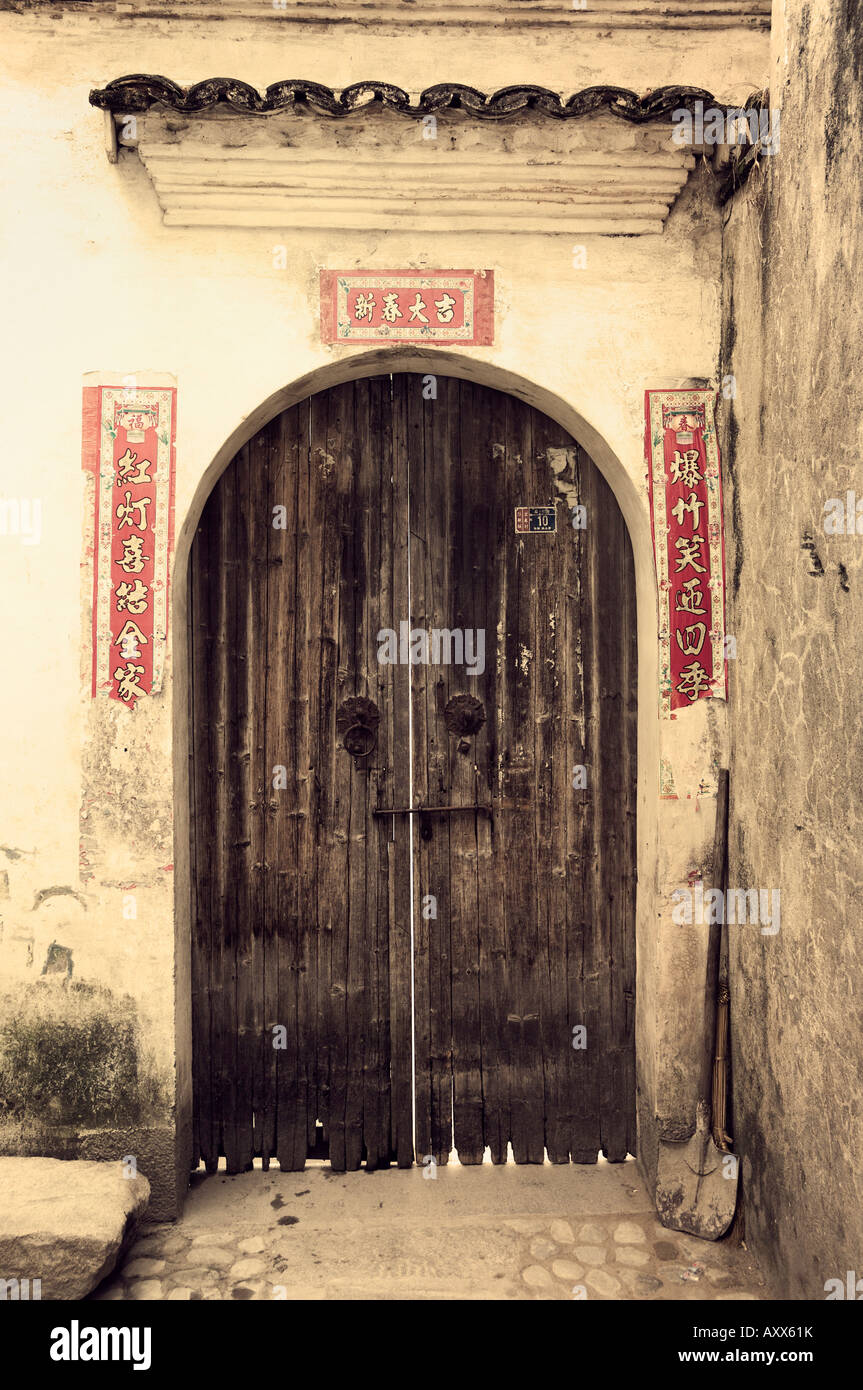 La porta e i caratteri cinesi, Hong Cun (Hongcun) villaggio, Sito Patrimonio Mondiale dell'UNESCO, provincia di Anhui, Cina e Asia Foto Stock