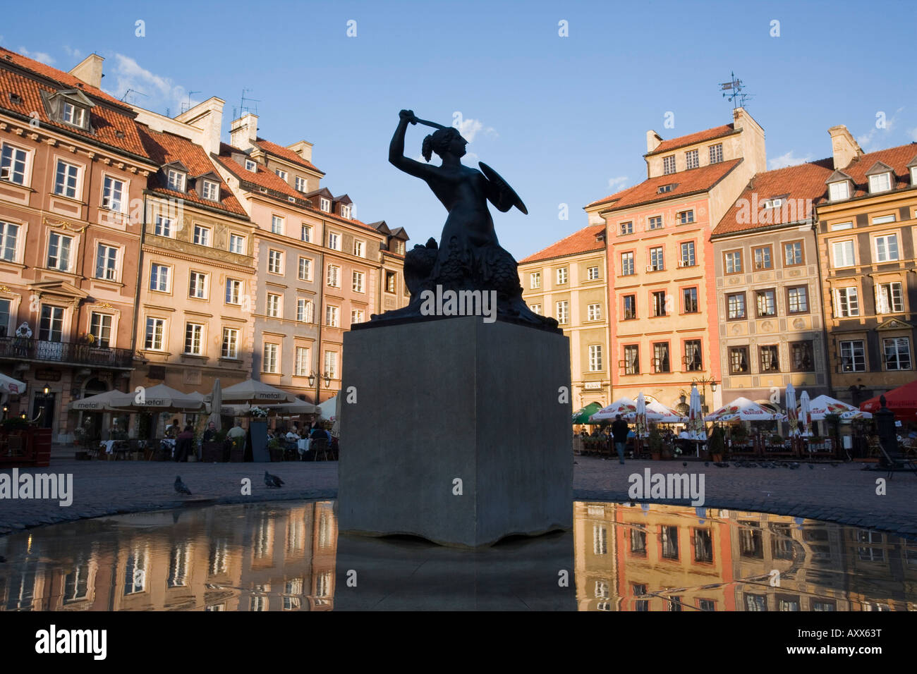 Varsavia Mermaid Fontana e riflessioni delle vecchie case della città, la Piazza della Città Vecchia (Rynek Stare Miasto), Varsavia, Polonia Foto Stock