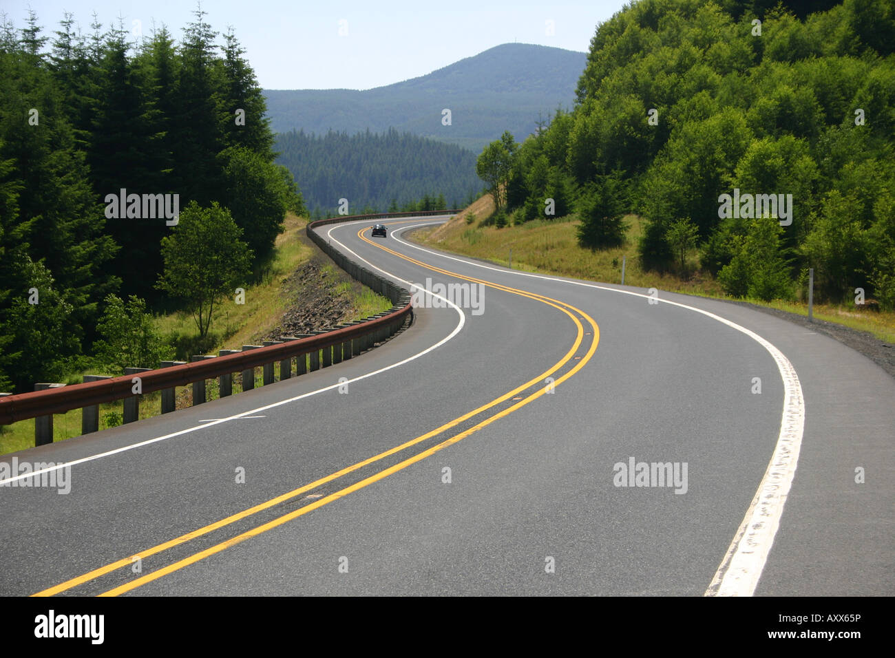 Un tratto di curva e tortuosa strada nella Cascade Mountains dello stato di Washington. Foto Stock
