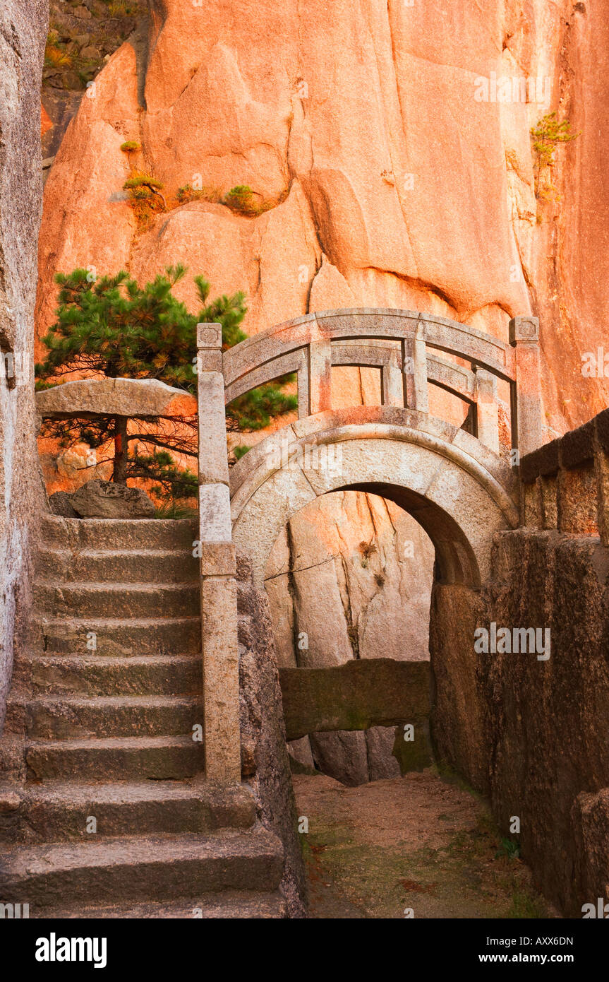 Passi, bridge e ultimo sunray sulla roccia, Nuvola Bianca Scenic Area, Huang Shan (gialle di montagna), provincia di Anhui, Cina Foto Stock