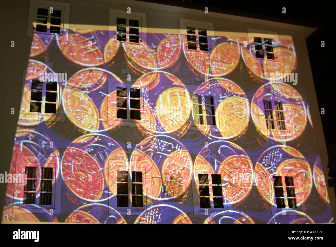 Illuminata storica Marktstraße Trustee Savings Bank building in occasione dei 100 anni di anniversario Bad Toelz Baviera Germania Foto Stock