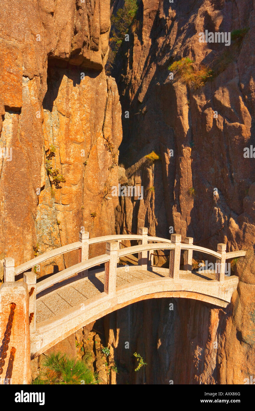 Il Footbridge, Nuvola Bianca Scenic Area, Huang Shan (gialle di montagna), il Sito Patrimonio Mondiale dell'UNESCO, provincia di Anhui, Cina e Asia Foto Stock