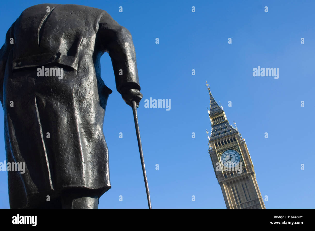 Il Big Ben e il Sir Winston Churchill statua, Westminster, London, England, Regno Unito, Europa Foto Stock