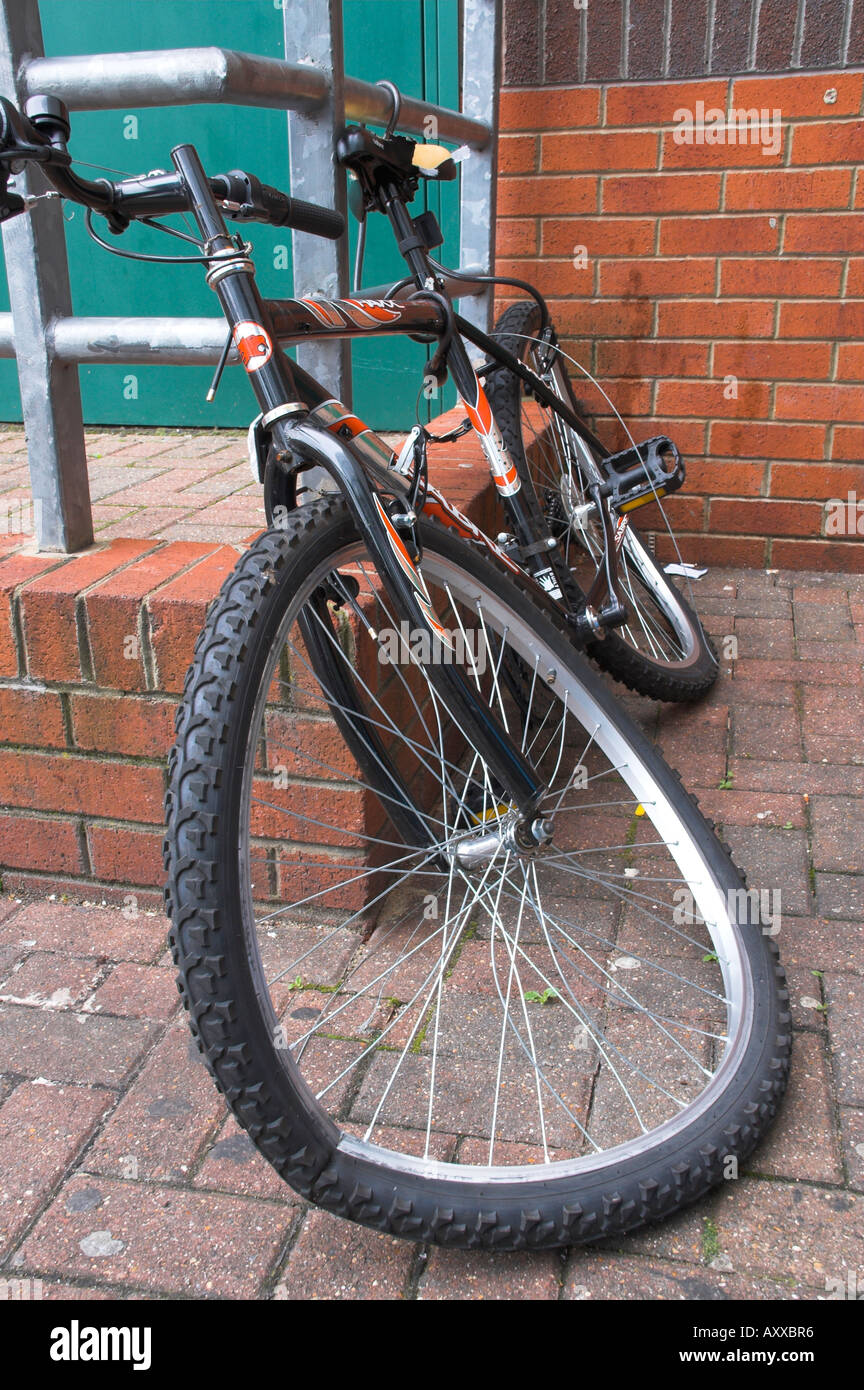 biciclette rotte Foto stock - Alamy