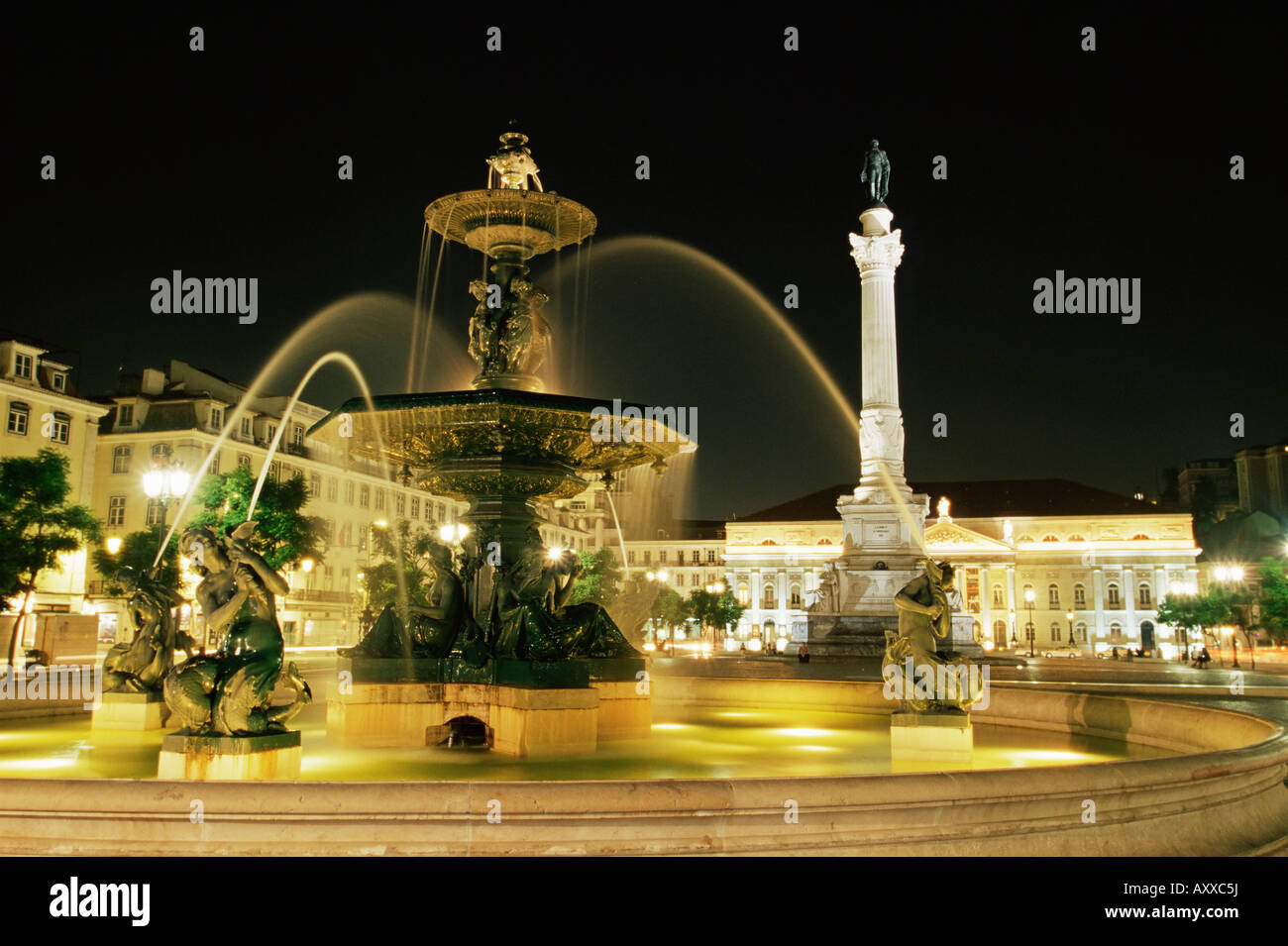 Piazza Rossio (Dom Pedro IV quadrato) di notte, Lisbona, Portogallo, Europa Foto Stock