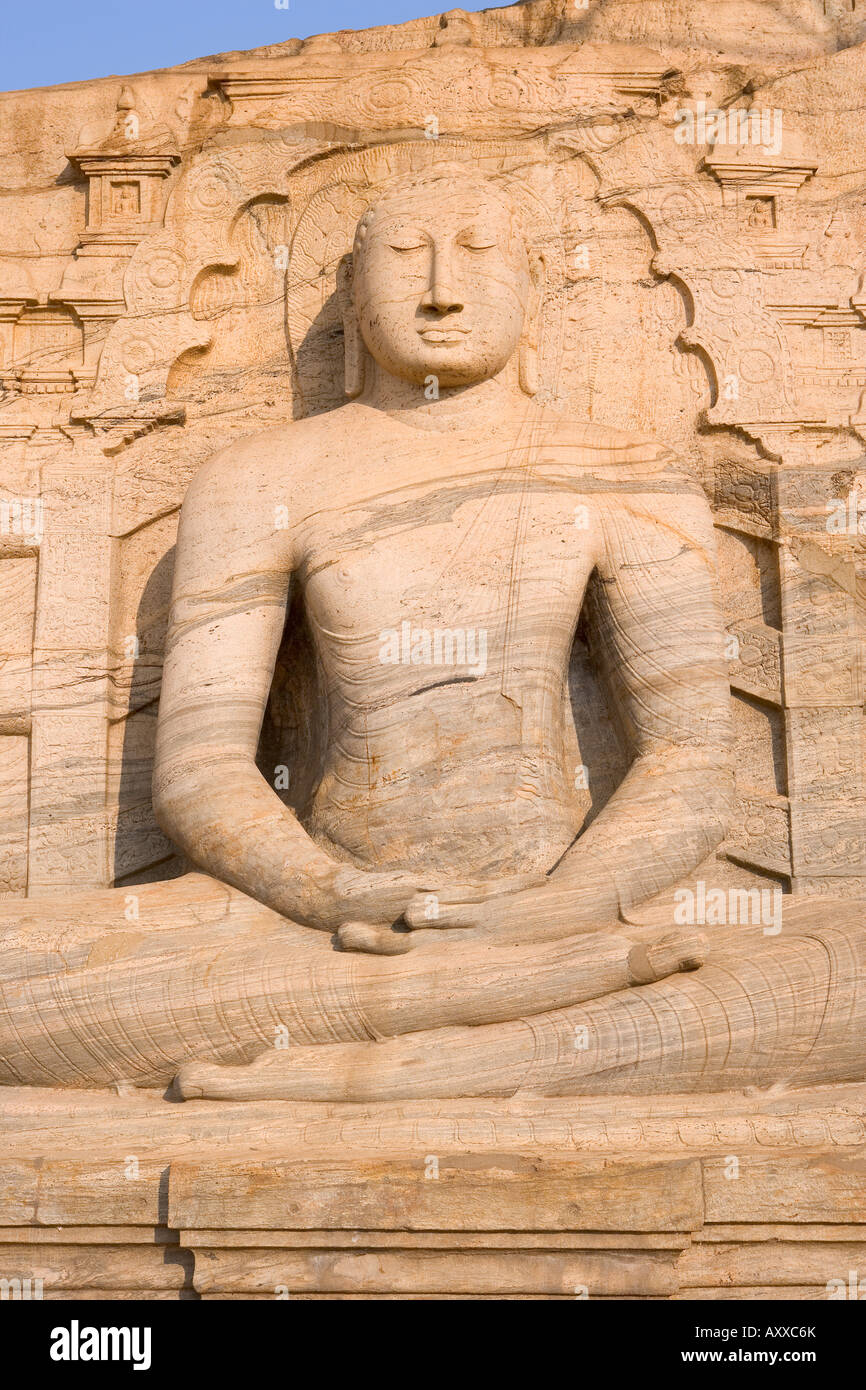 Roccia di granito scolpito immagine del Buddha seduto, Gal Vihara, Polonnaruwa (Polonnaruva), il Sito Patrimonio Mondiale dell'UNESCO, Sri Lanka Foto Stock