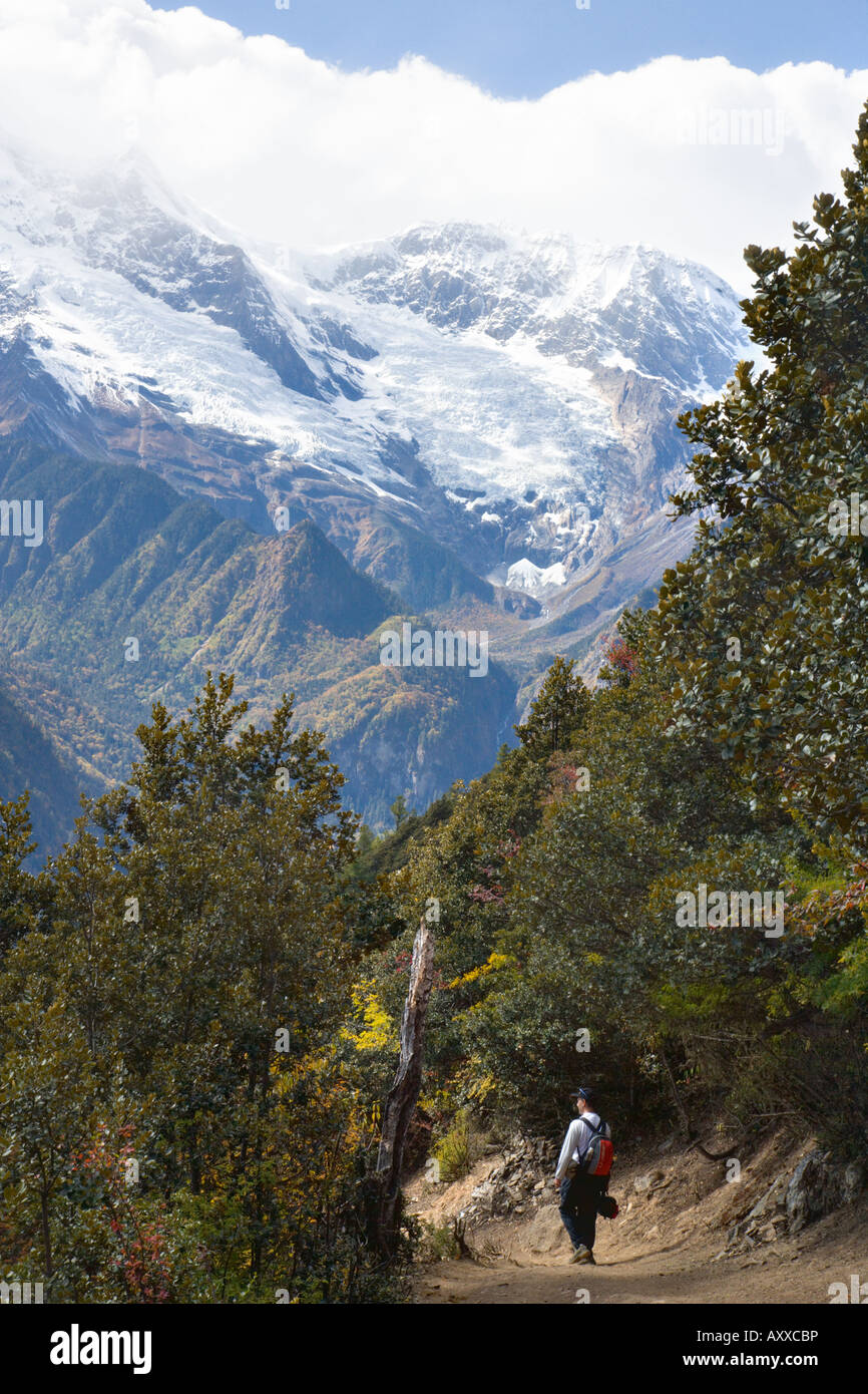 Western trekker cadere in Yubeng da Nazongla Pass, Yunnan, Cina Foto Stock