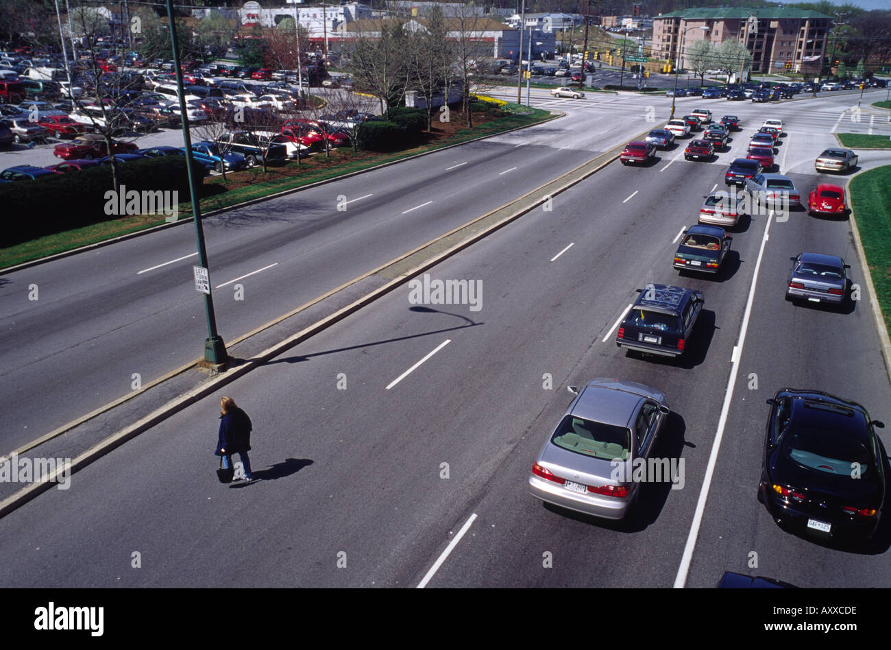 Attraversamento pedonale Dulaney Valley Road Towson strada urbana a Baltimora negli Stati Uniti non jaywalking mediante incrocio o ponte Foto Stock